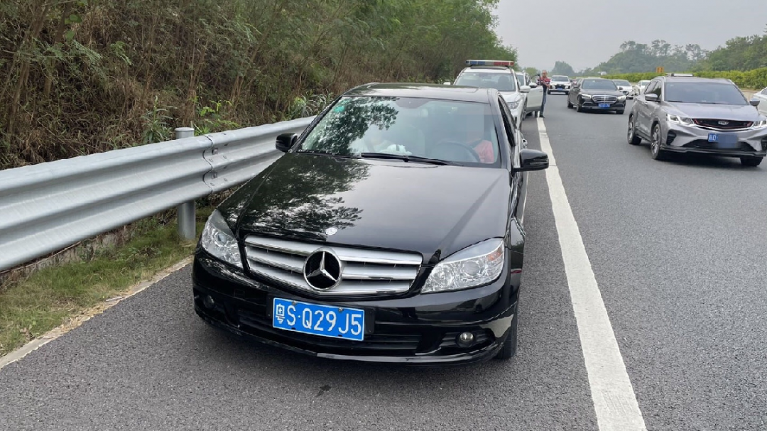 曝光！国庆这些车违法占用应急车道！有你举报的车辆吗？休闲区蓝鸢梦想 - Www.slyday.coM