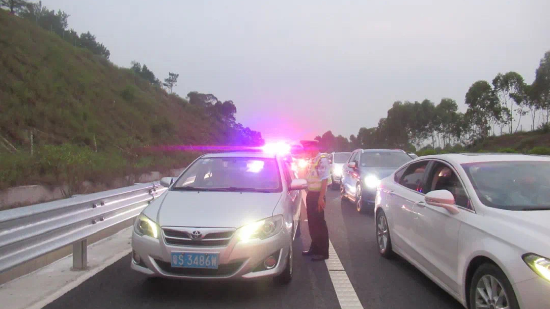 曝光！国庆这些车违法占用应急车道！有你举报的车辆吗？休闲区蓝鸢梦想 - Www.slyday.coM