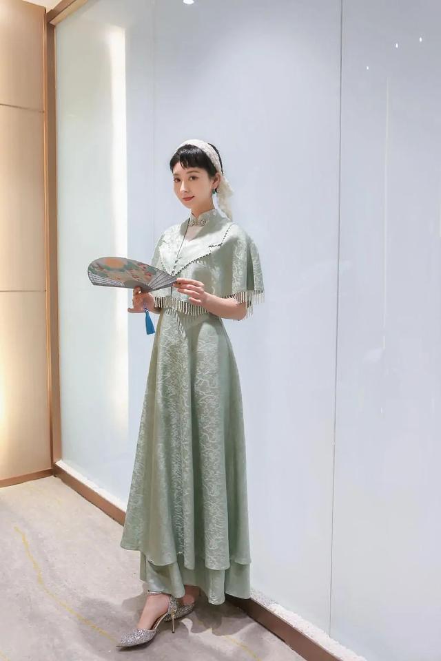 斓曦不愧是古典美女,披肩旗袍真的太美了,发带却有点土气|斓曦|旗袍