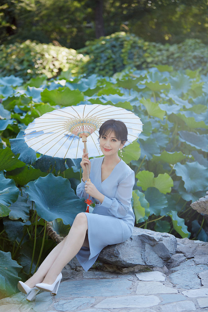 赵雅芝荷香大片温婉恬静 撑油纸伞持团扇清韵十足|赵雅芝|大片|清韵