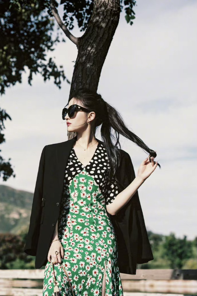 刘亦菲国庆假期出游，土气的碎花裙也能穿出时髦，气质拿捏住了休闲区蓝鸢梦想 - Www.slyday.coM