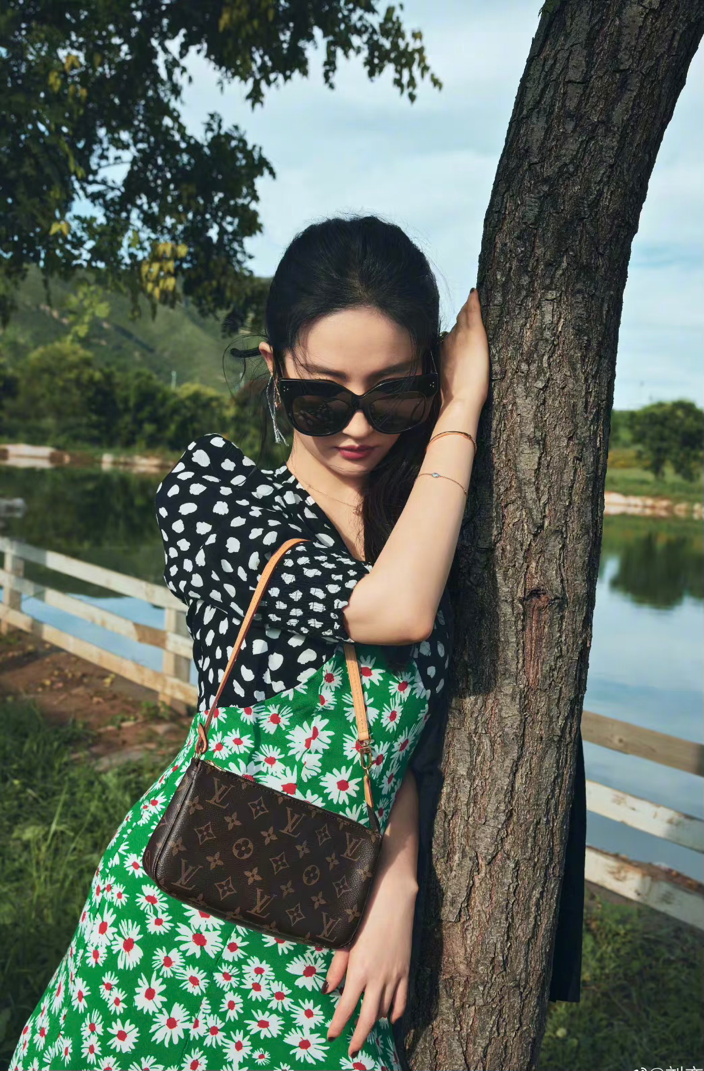 刘亦菲国庆假期出游，土气的碎花裙也能穿出时髦，气质拿捏住了休闲区蓝鸢梦想 - Www.slyday.coM
