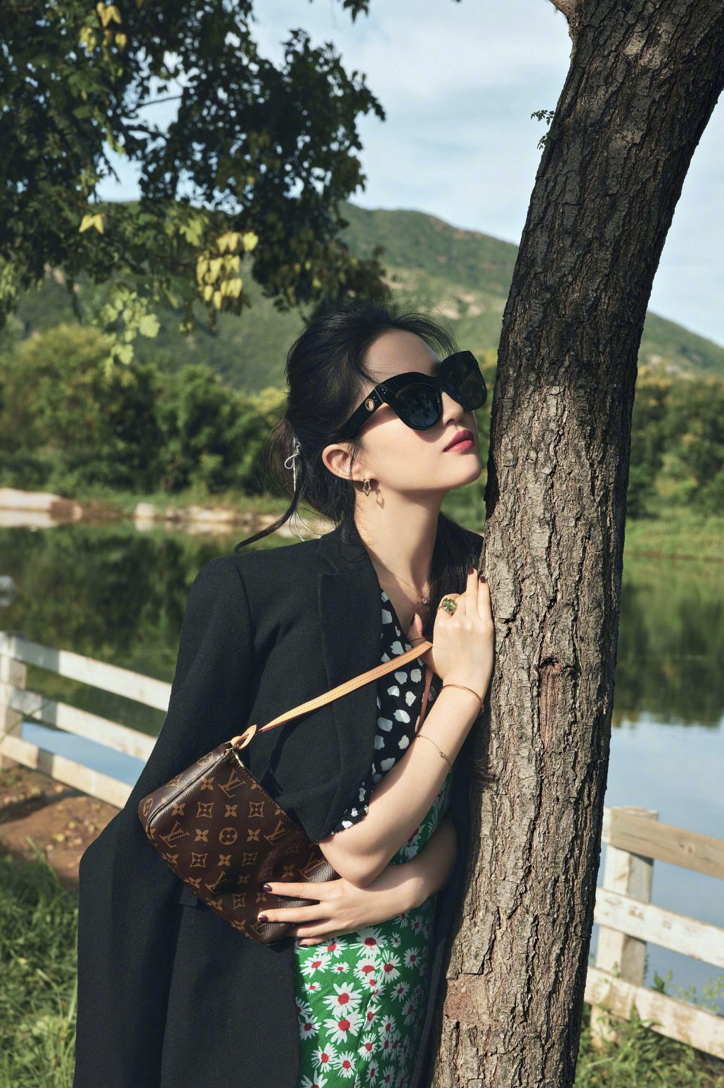 刘亦菲国庆假期出游，土气的碎花裙也能穿出时髦，气质拿捏住了休闲区蓝鸢梦想 - Www.slyday.coM