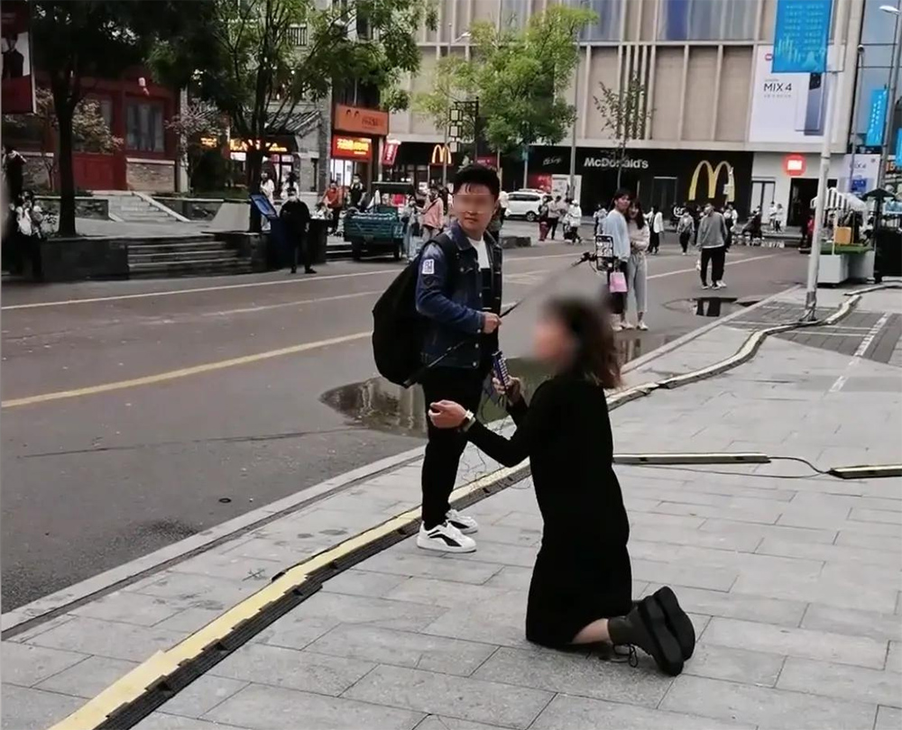 女子直播不顾脸面,像狗一样跪趴在马路边,被路过大妈教训休闲区蓝鸢梦想 - Www.slyday.coM 女子直播不顾脸面,像狗一样跪趴在马路边,被路过大妈教训休闲区蓝鸢梦想 - Www.slyday.coM