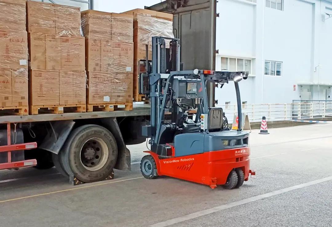 无人叉车装卸卡车据我们研究,无人叉车有四大刚需场景:(1)外月台装卸