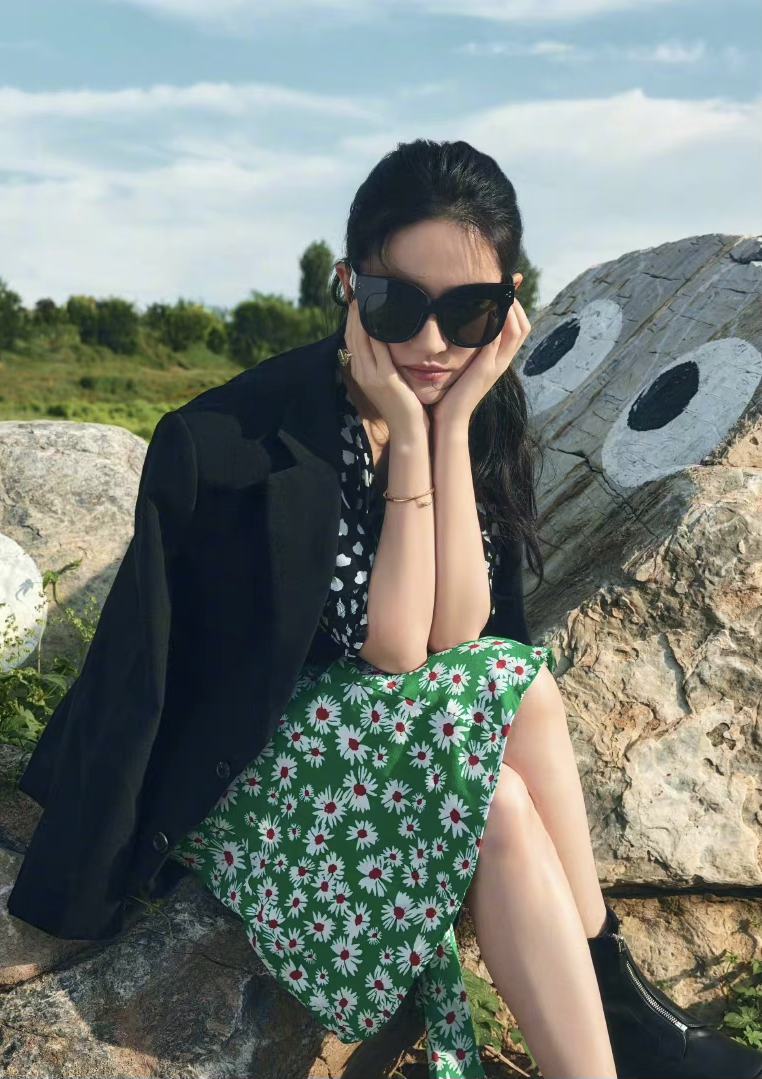 刘亦菲国庆假期出游，土气的碎花裙也能穿出时髦，气质拿捏住了休闲区蓝鸢梦想 - Www.slyday.coM