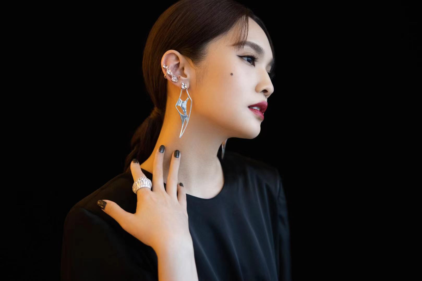 身穿一袭修身黑色长裙搭配夸张耳饰亮相芒果种花夜……|杨丞琳_新浪