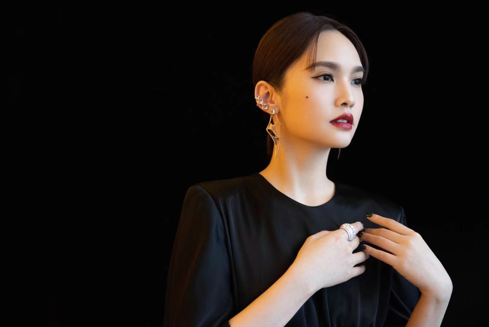 身穿一袭修身黑色长裙搭配夸张耳饰亮相芒果种花夜……|杨丞琳_新浪