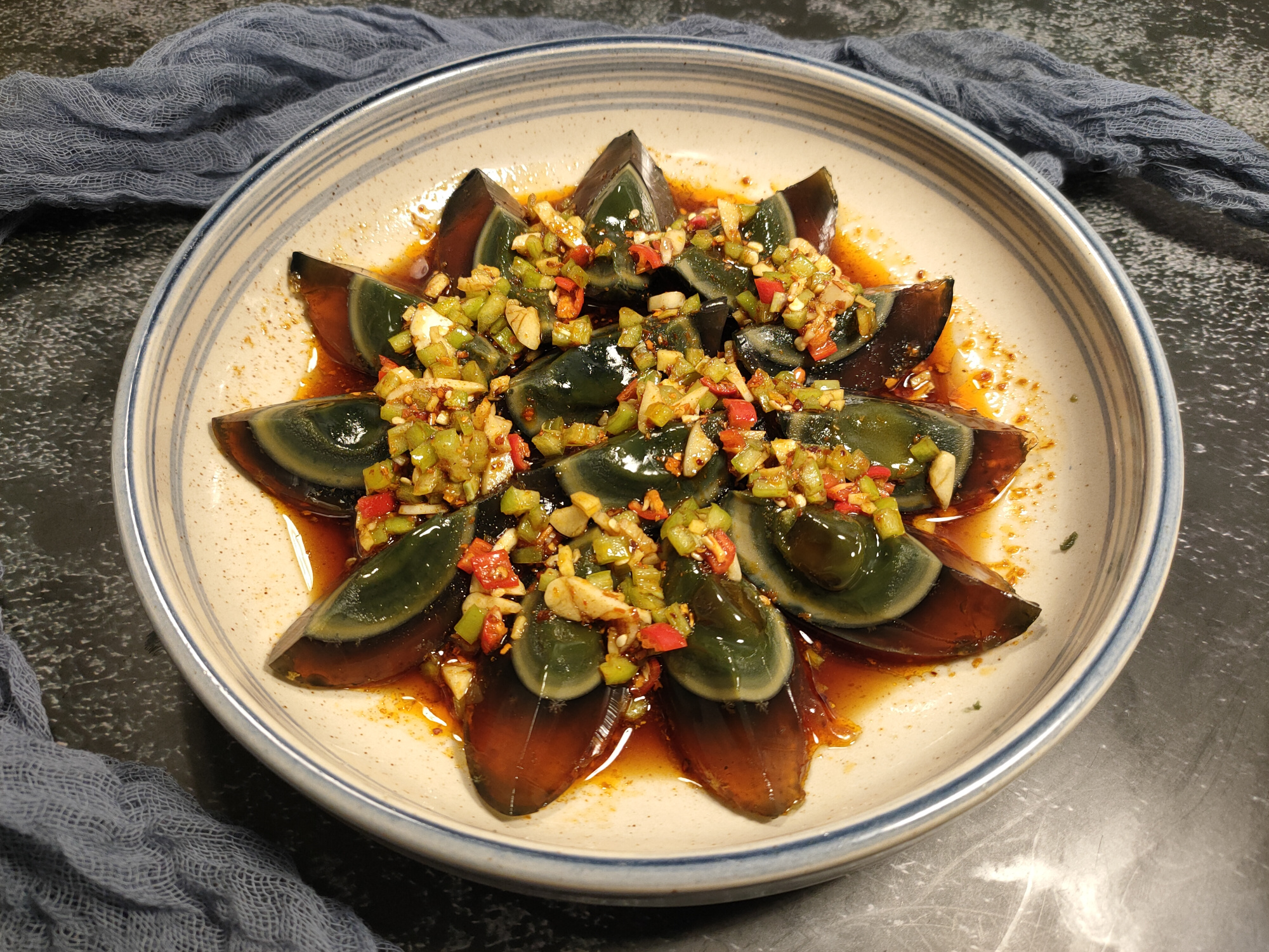 做凉拌皮蛋皮蛋别直接剥皮多加一步皮蛋嫩滑可口