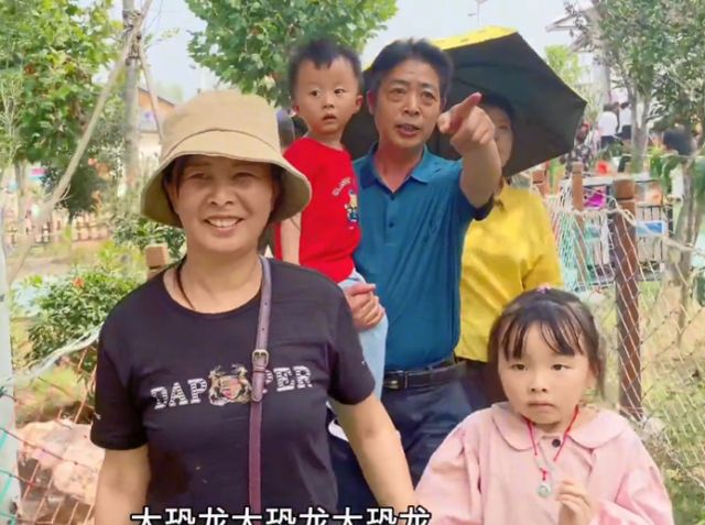 田静给许敏准备入秋新衣国庆全家出游真是个贴心小棉袄