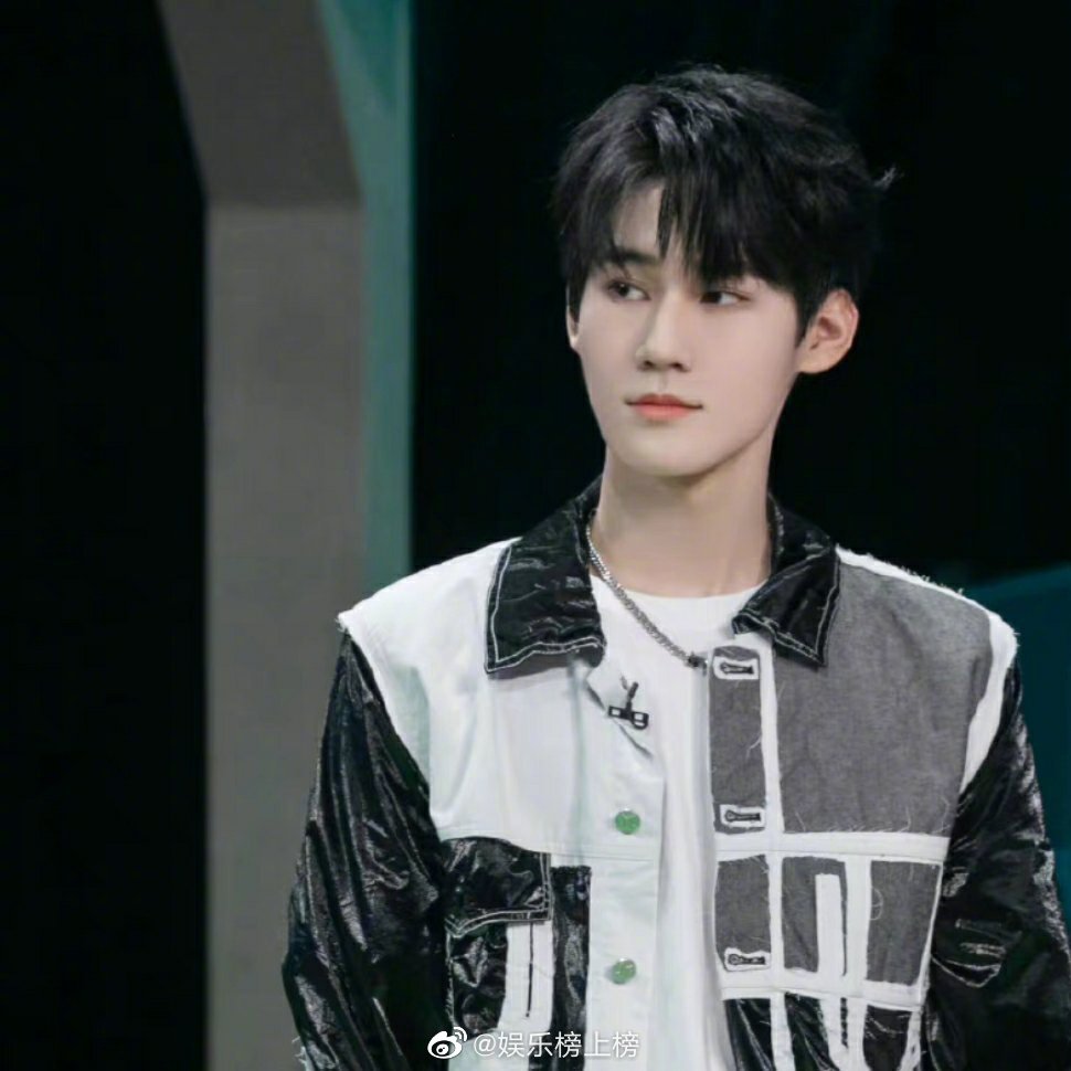 张真源夏日少年派黑白拼接造型小张哥在夏日里面的造型