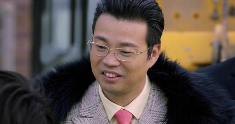 王迅是军人出身,一开始在部队的文工团当编剧,后来又去拜了谐剧表演