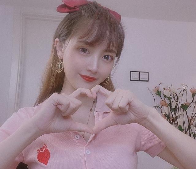 陈艾森游玩不忘带女友全红婵意外成灯泡一直拉着师兄疯玩