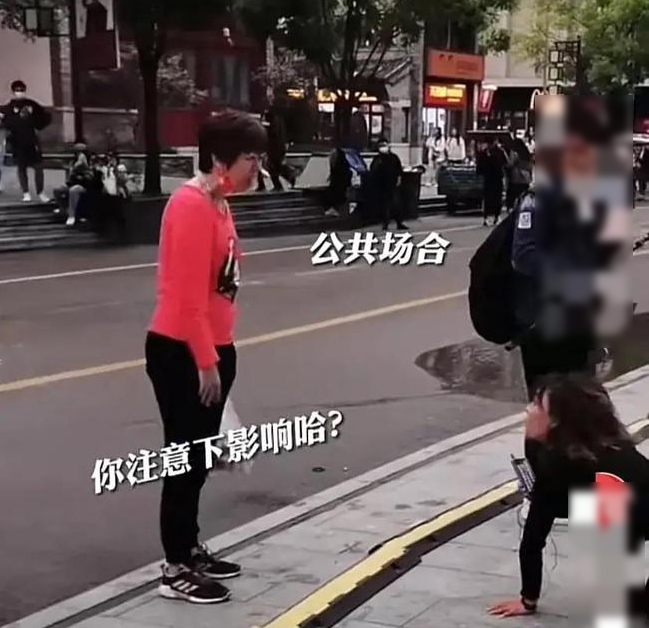 女子直播不顾脸面,像狗一样跪趴在马路边,被路过大妈教训休闲区蓝鸢梦想 - Www.slyday.coM 女子直播不顾脸面,像狗一样跪趴在马路边,被路过大妈教训休闲区蓝鸢梦想 - Www.slyday.coM