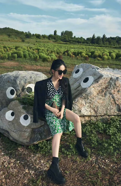 刘亦菲国庆假期出游，土气的碎花裙也能穿出时髦，气质拿捏住了休闲区蓝鸢梦想 - Www.slyday.coM