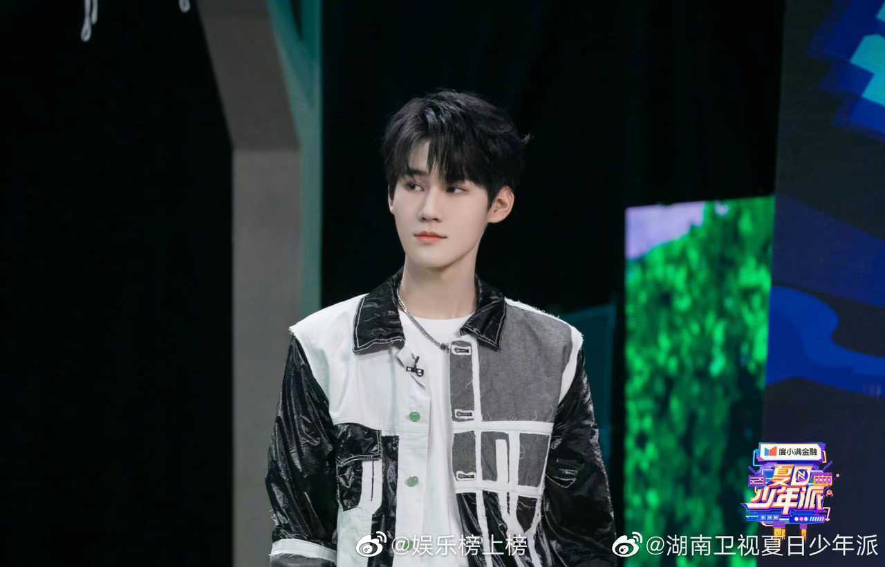 张真源夏日少年派黑白拼接造型小张哥在夏日里面的造型