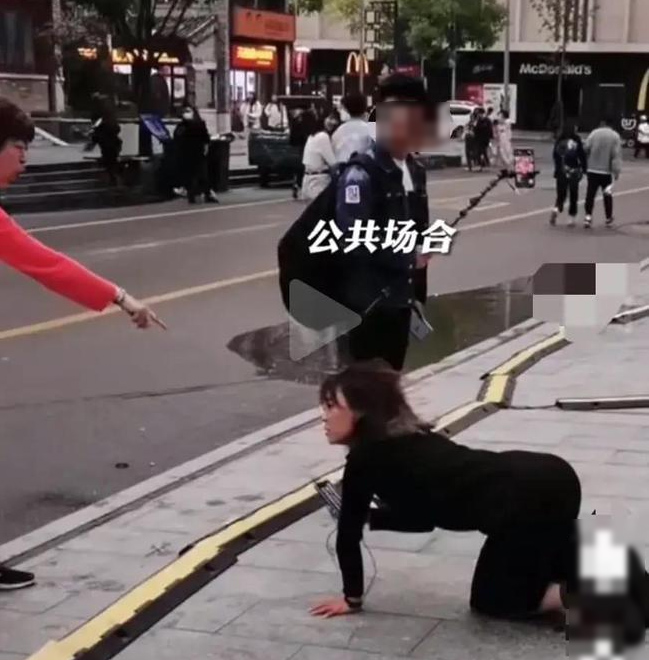 女子直播不顾脸面,像狗一样跪趴在马路边,被路过大妈教训休闲区蓝鸢梦想 - Www.slyday.coM 女子直播不顾脸面,像狗一样跪趴在马路边,被路过大妈教训休闲区蓝鸢梦想 - Www.slyday.coM