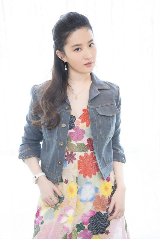 刘亦菲国庆假期出游，土气的碎花裙也能穿出时髦，气质拿捏住了休闲区蓝鸢梦想 - Www.slyday.coM