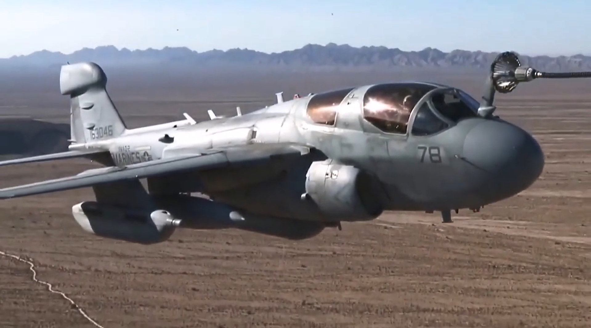 ea-6b"徘徊者"电子干扰机,超低空空中加油的场景