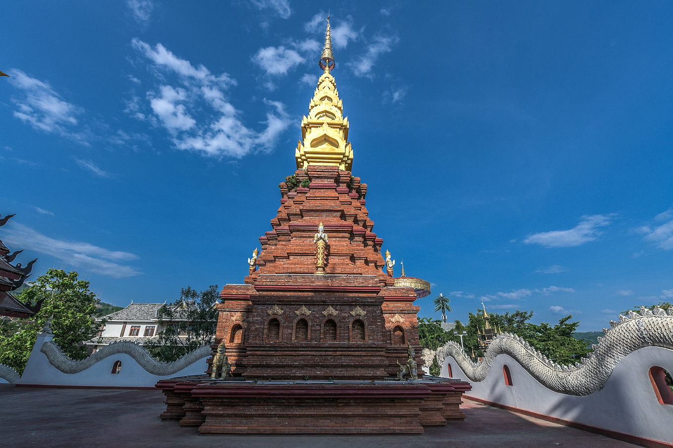 西双版纳最大室外塔寺:异域特色的建筑,旅游综合体的新地标!