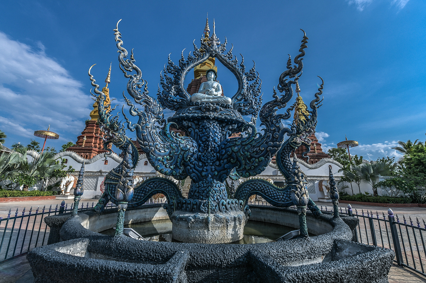 西双版纳最大室外塔寺:异域特色的建筑,旅游综合体的新地标!