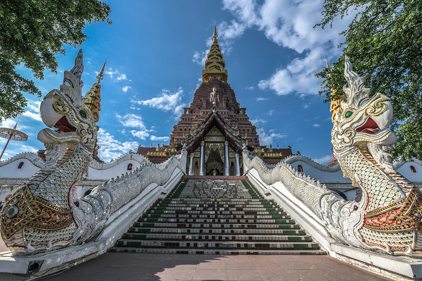 西双版纳最大室外塔寺:异域特色的建筑,旅游综合体的新地标!