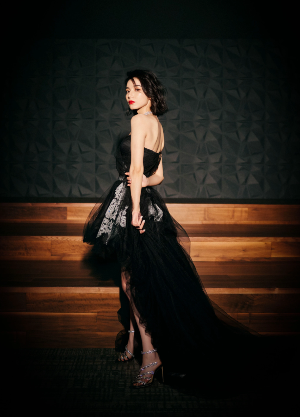 代斯原来也是腿精,当她把钻石穿脚上,腿长不输迪丽热巴__财经头条