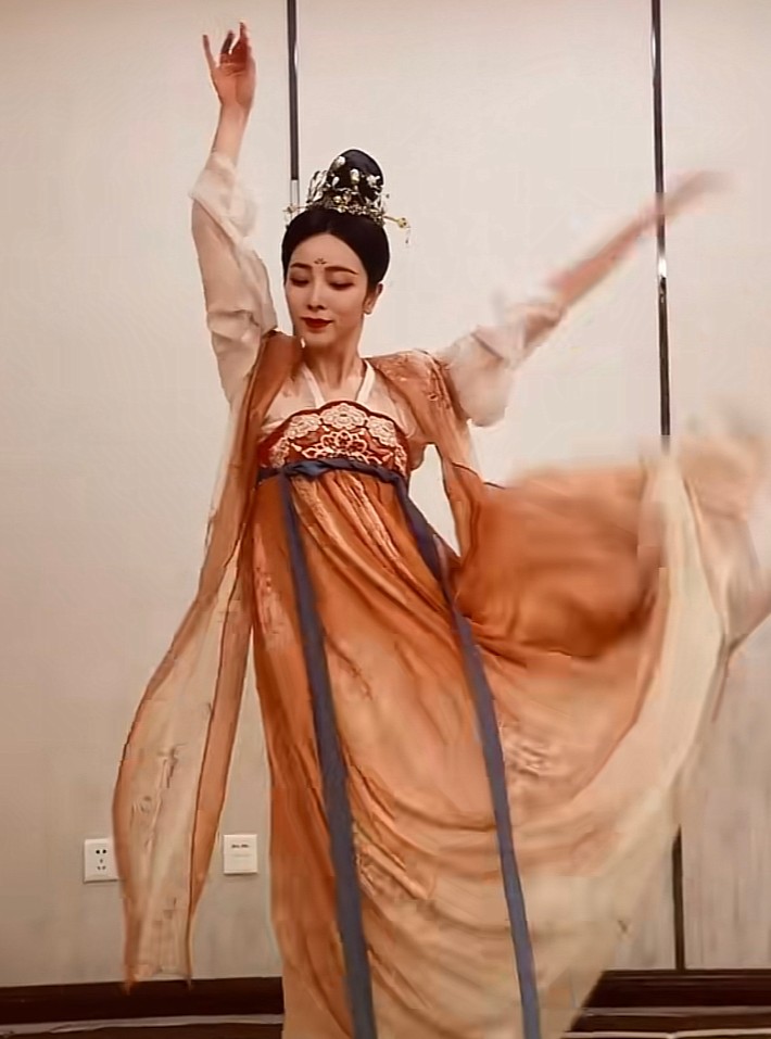 李思思穿珍珠旗袍跳舞鼻子高挺睫毛浓密头戴蝴蝶结对镜头比心