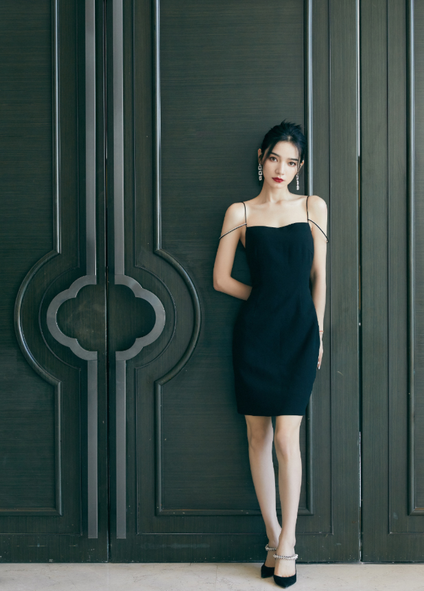 代斯原来也是腿精,当她把钻石穿脚上,腿长不输迪丽热巴__财经头条