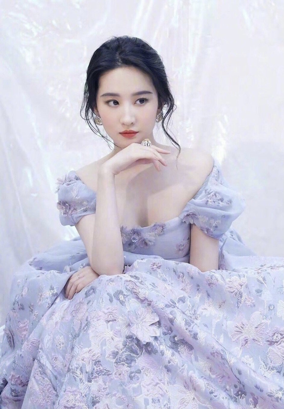 刘亦菲国庆假期出游，土气的碎花裙也能穿出时髦，气质拿捏住了休闲区蓝鸢梦想 - Www.slyday.coM