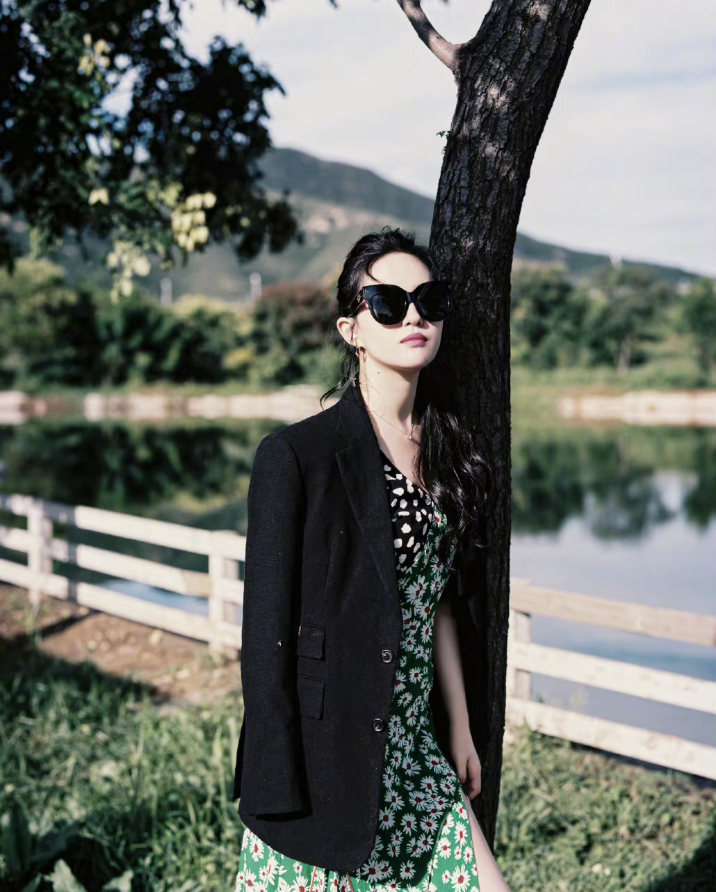 刘亦菲国庆假期出游，土气的碎花裙也能穿出时髦，气质拿捏住了休闲区蓝鸢梦想 - Www.slyday.coM