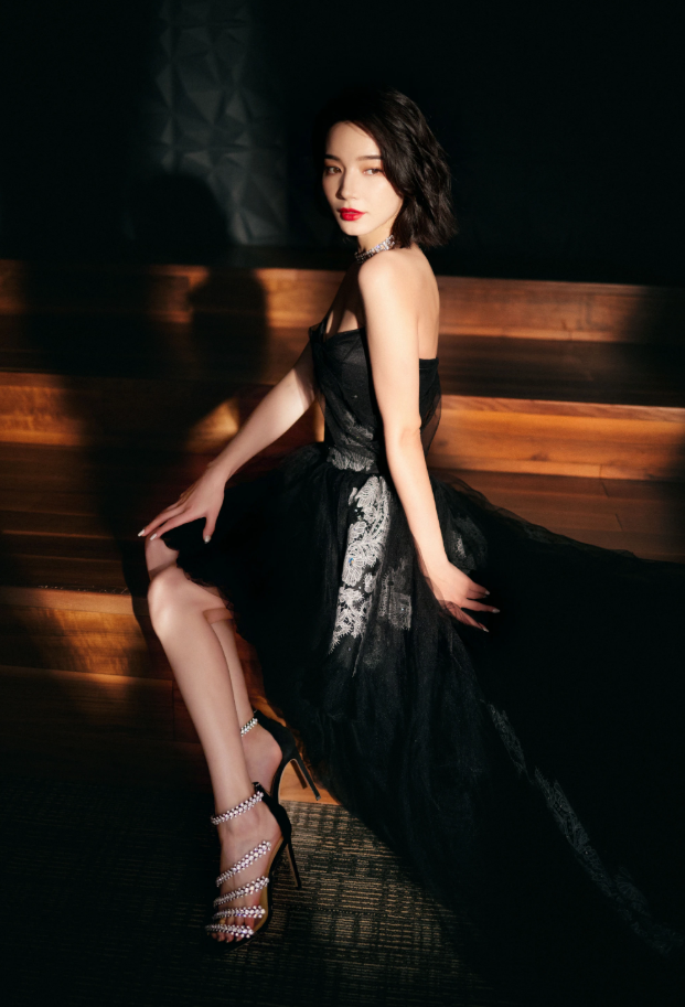 代斯原来也是腿精,当她把钻石穿脚上,腿长不输迪丽热巴__财经头条