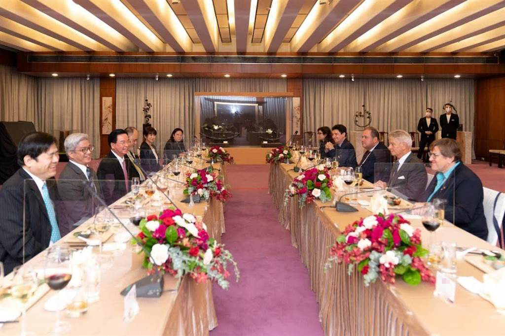 李察一行接受了含凤梨、莲雾、释迦入菜的晚宴款待，图自台媒