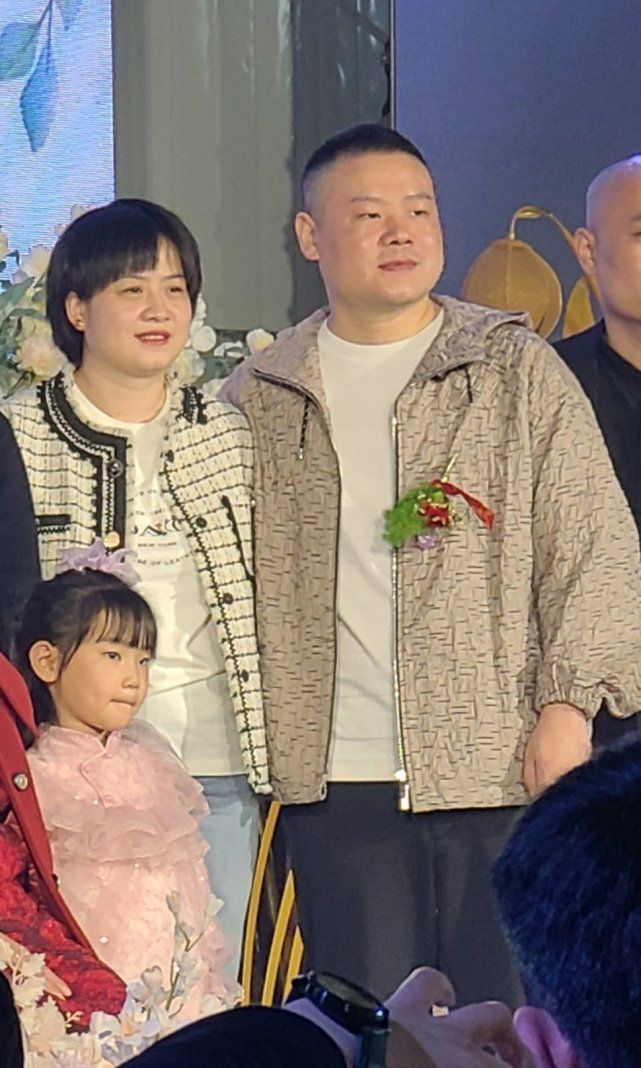 岳云鹏老婆在街头被拍素颜暗沉也没遮遮掩掩胖的自然真实