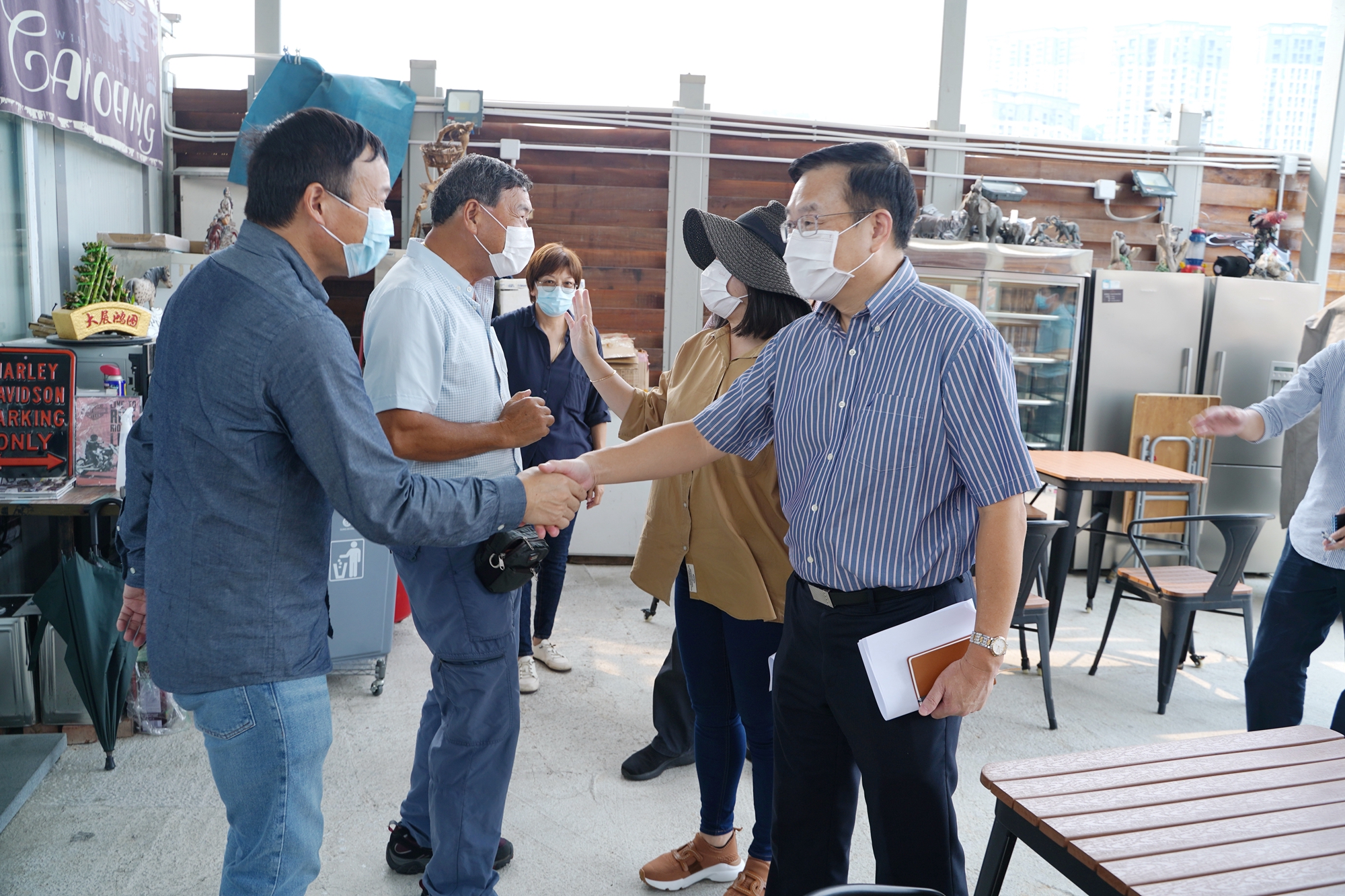 中联办副主任走访,香港市民哽咽:原来还有人关心我_手机新浪网