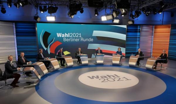 选举之夜的“大象座谈会”(Elefantenrunde):(从左至右)选项党首席候选人魏德尔、自民党主席林德纳、基社盟主席索德尔、联盟党总理候选人拉舍特、两位电视台主持人、绿党主席贝尔波克、社民党总理候选人肖尔茨、左翼党主席海宁-维尔索夫,图片来源:德国电视一台