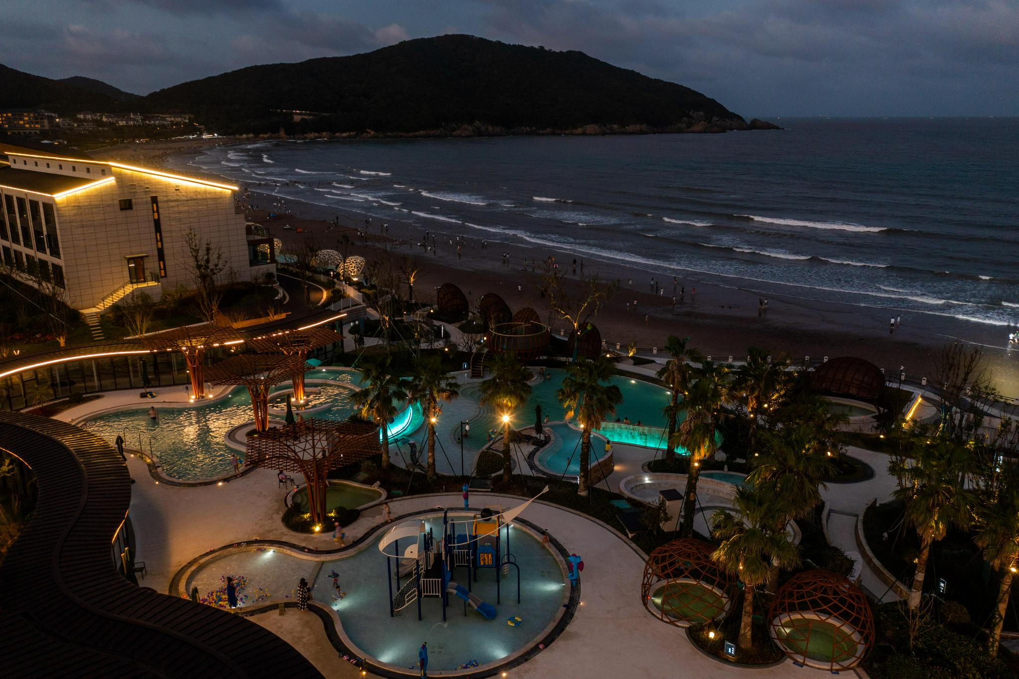 浙江舟山碧海金沙佳节迎游客