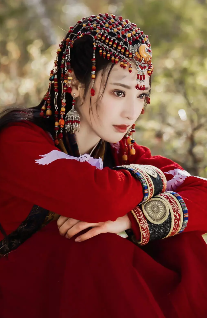 彭小苒就不用多说了, 凭借19年在《东宫》中小枫的红衣造型圈粉无数