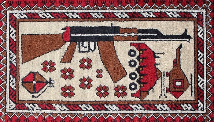 地毯的设计往往包含一些符号——AK-47、911袭击事件和无人机等等，它们反映了战争的局外人对战争的理解。图片来源：Kevin Sudeith