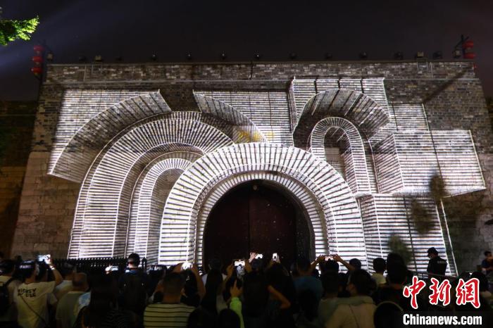 南京明城墙上演沉浸式光影秀 再现中华门"前世今生"|南京市|中华门之