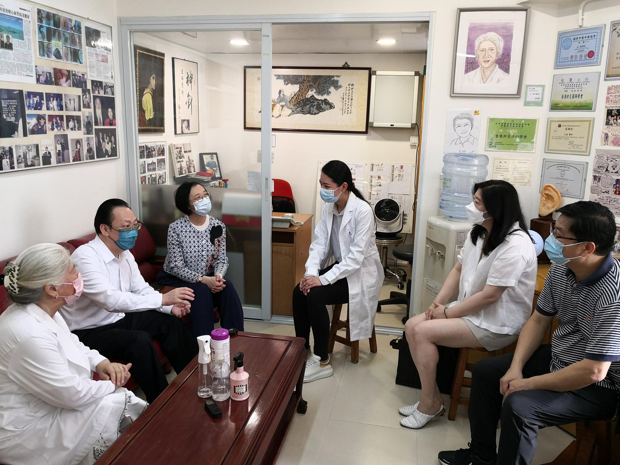 2日上午，谭铁牛副主任来到来到位于铜锣湾怡和街1号的香港大厦，探访中医诊所。