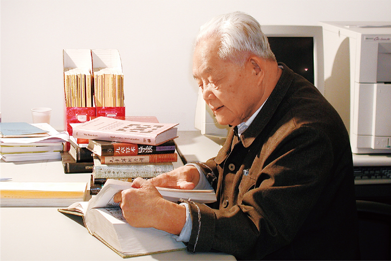图为吴文俊在办公室里阅读书籍（资料照片）。新华社发