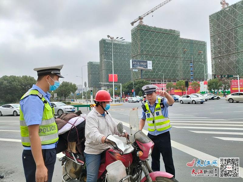 越是假期越忙碌！九江交警国庆期间上路执勤保畅通（组图休闲区蓝鸢梦想 - Www.slyday.coM