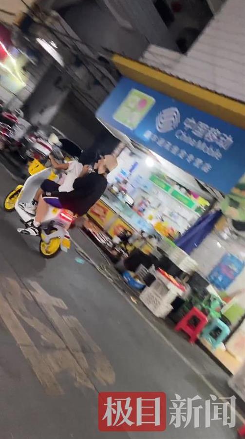 网传男子街头戴日本军帽，当地警方介入休闲区蓝鸢梦想 - Www.slyday.coM