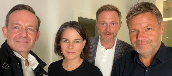 (从左至右)自民党总干事维辛,绿党主席贝尔波克,自民党主席林德纳,绿党主席哈贝克,图片来源:Instagram