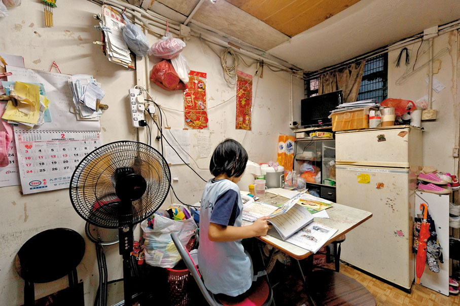 香港房屋问题一直以来成为社会发展的困扰。图为基层市民居住在环境恶劣的劏房内。（香港文汇网资料图）