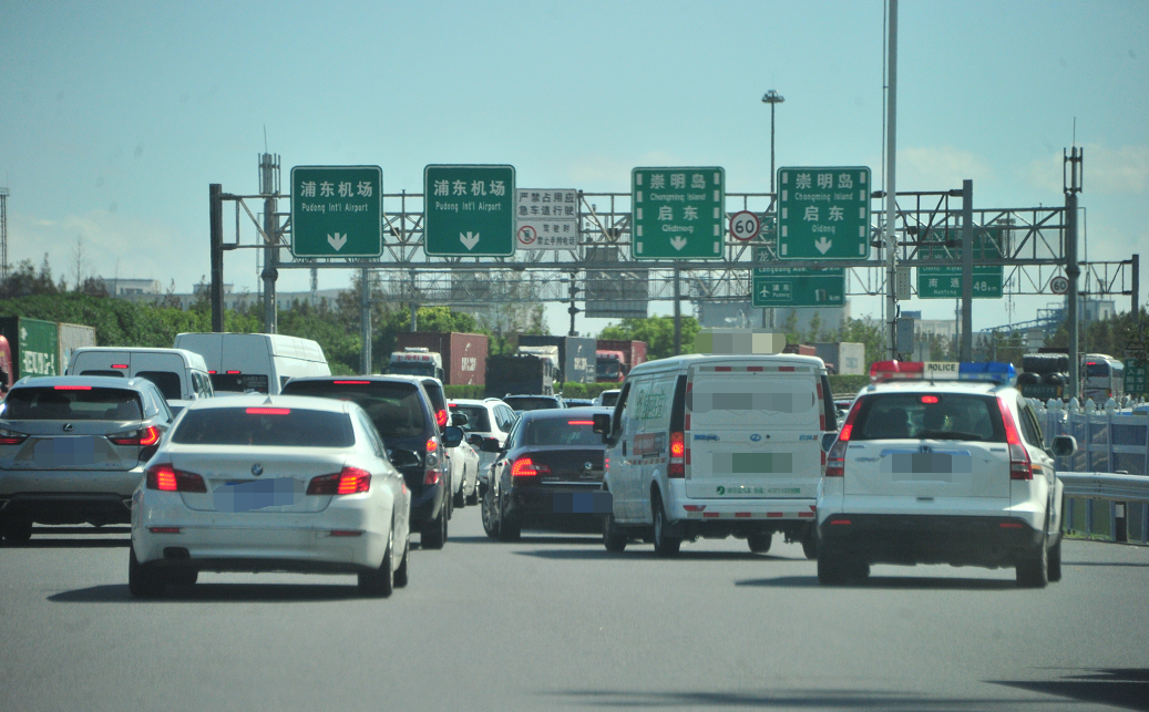 返程高峰来了g40沪陕高速已排队13公里上海长江隧桥段一度堵成猪肝红