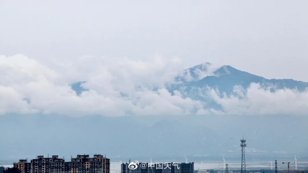 北京连日来阴雨不断，山区云雾缭绕