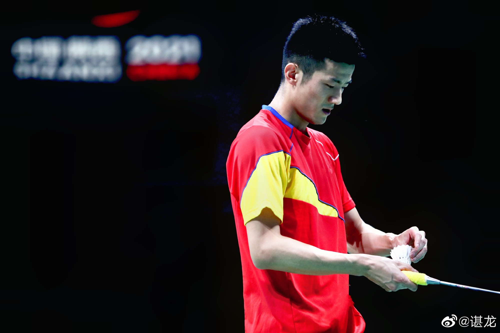 谌龙晒游客照张开双臂脚上穿大红色拖鞋度假仍不忘关注国羽