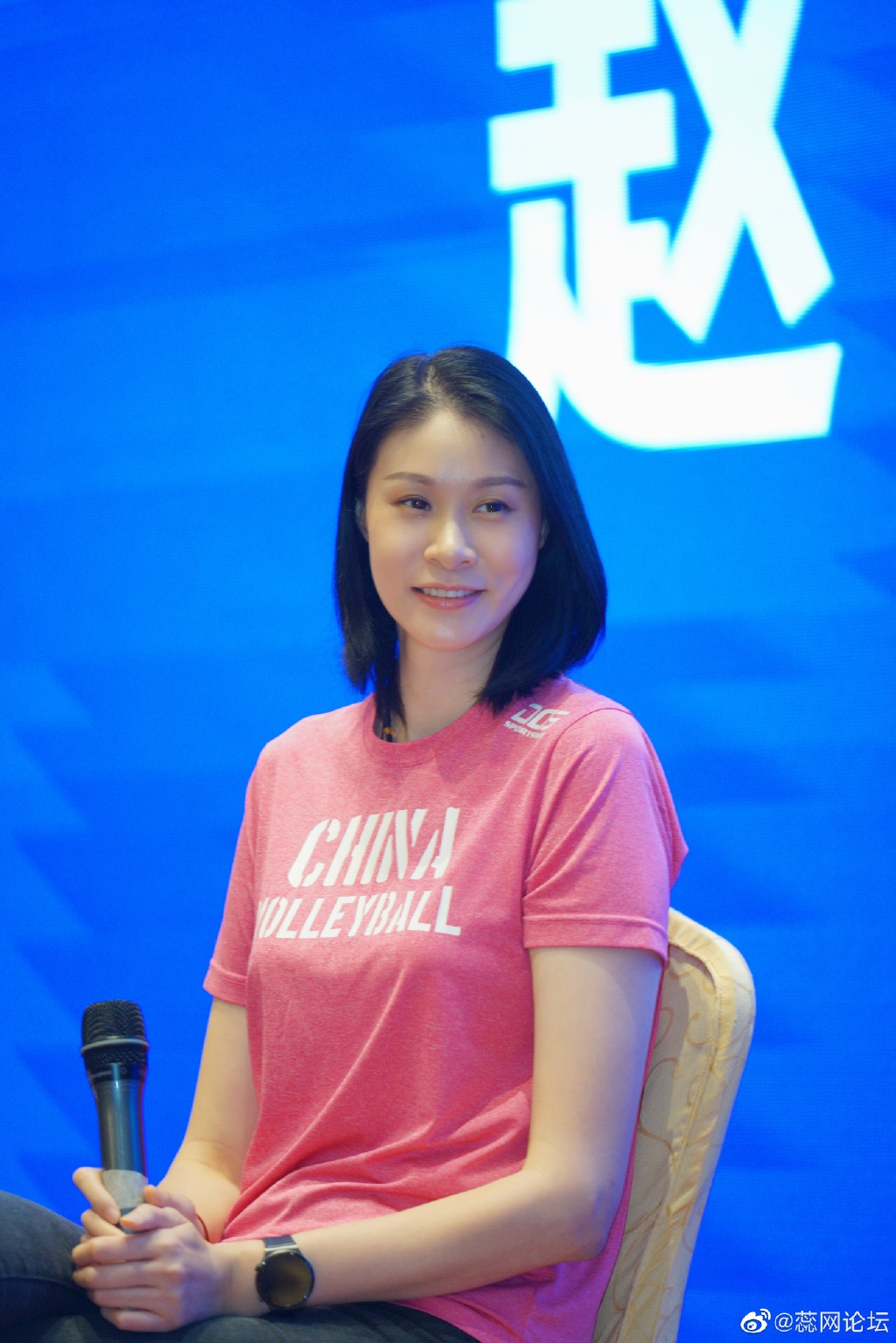 太美了女排赵蕊蕊穿粉色t恤亮相年届不惑仍秀雅温婉明艳动人